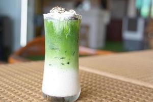 un verre de thé vert au lait mélangé avec de la perilla frutescens, une boisson saine. menu recommandé dans un café. mise au point douce et sélective. photo