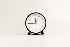 horloge et argent, concept de temps de travail et argent avec valeur temporelle photo