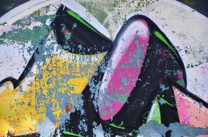 le vieux mur, peint en graffiti de couleur avec des peintures en aérosol. image de fond sur le thème du dessin graffiti et street art photo