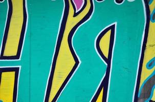 le vieux mur, peint en graffiti de couleur dessinant des peintures aérosols vertes. image de fond sur le thème du dessin graffiti et street art photo