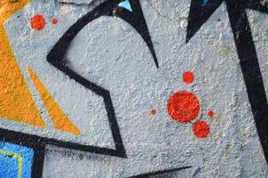 le vieux mur, peint en graffiti de couleur dessinant des peintures aérosol bleues. image de fond sur le thème du dessin graffiti et street art photo