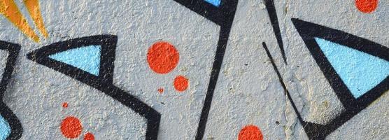 le vieux mur, peint en graffiti de couleur dessinant des peintures aérosol bleues. image de fond sur le thème du dessin graffiti et street art photo