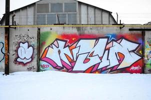 le vieux mur, peint en graffiti de couleur dessinant des peintures aérosols rouges. image de fond sur le thème du dessin graffiti et street art photo