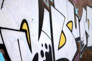 le vieux mur, peint en couleur dessin graffiti avec aérosol pai photo