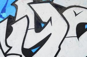 image d'arrière-plan d'un mur de béton avec un morceau de motif graffiti abstrait. art de la rue, vandalisme et loisirs des jeunes photo