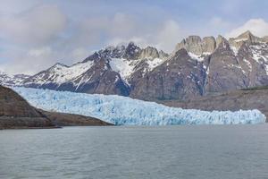 photo du gris glacier dans le parc national des torres del paine en patagonoa