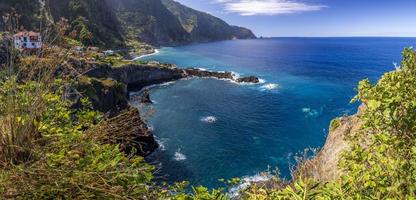 vue sur le village de porto moniz sur l'île portugaise de madère en été photo