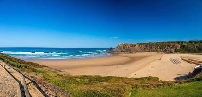 photo panoramique de praia da bordeira au portugal en été