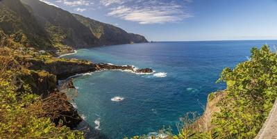 vue sur le village de porto moniz sur l'île portugaise de madère en été photo