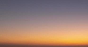 ciel coloré dramatique avec rémanence et nuages illuminés photo