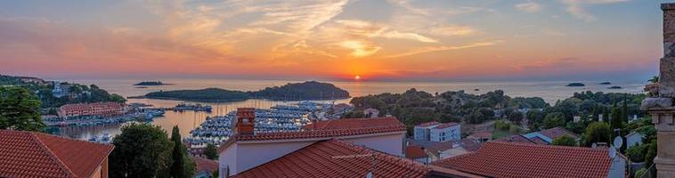 panorama sur le port de la ville côtière croate vrsar prise de la vieille ville au coucher du soleil photo