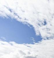 image d'un ciel partiellement nuageux et partiellement dégagé pendant la journée photo