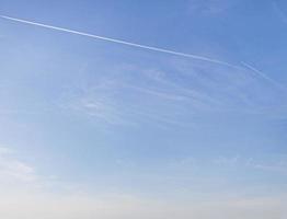 l'image d'un ciel clair et sans nuages peut être utilisée comme arrière-plan photo