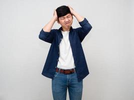 un homme asiatique se tient debout, sent la tête mal à la tête et a essayé de s'isoler photo