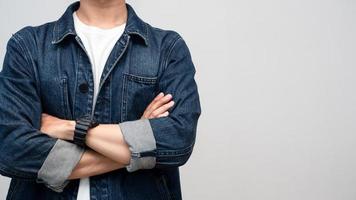 Close up homme porter des jeans shirt avec watch bras croisés studio shot isolated photo