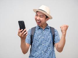 l'homme voyageur tient un téléphone portable se sent satisfait heureux avec des vacances isolées photo