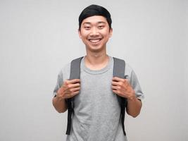 homme asiatique avec sac à dos à l'école sourire heureux isolé photo