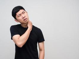 un homme asiatique ressent de la douleur au cou à cause du syndrome du bureau photo