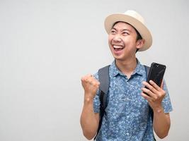 l'homme asiatique voyageur tient un téléphone portable se sent satisfait heureux avec des vacances isolées photo