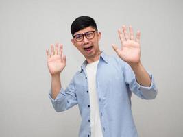 jeune homme porter des lunettes geste choqué isolé photo