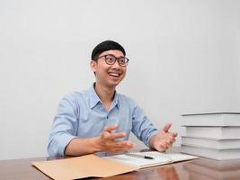 homme d'affaires positif sourire heureux assis à la table du lieu de travail photo