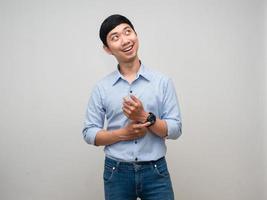 bel homme avec un sourire de montre regardant au-dessus photo