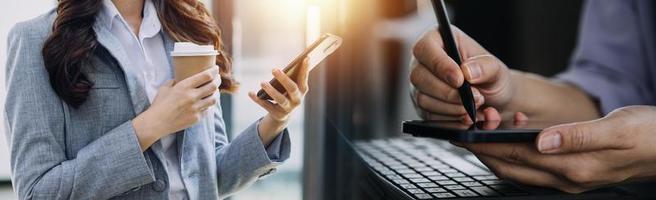 homme d'affaires occasionnel travaillant à l'aide d'un téléphone portable dactylographie ordinateur chat mobile ordinateur portable contactez-nous sur les lieux de travail, planification des idées investisseurs recherche sur Internet, idées reliant les gens. photo