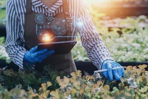 mise au point sélective. la conception de la planification de l'équipe d'architectes applique l'énergie renouvelable ou solaire sur le modèle de bâtiment architectural avec hologramme de technologie de réalité virtuelle. énergie verte alternative dans le futur concept. photo