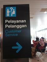 indonésie, aéroport ahmad yani, 23-11-2022, conseil de service client. service de centre d'information pour le client. photo