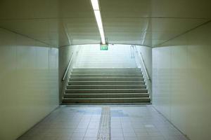 passage souterrain avec un panneau de sortie au-dessus de l'escalier. photo