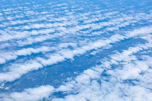 nuages blancs et aériens d'en haut. fond de nuage photo