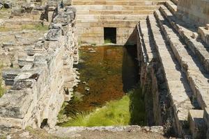 eau de source à l'ancienne ville de hierapolis à pamukkale, denizli, turkiye photo