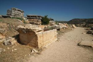 Tombes de la ville antique de hierapolis, pamukkale, denizli, turkiye photo
