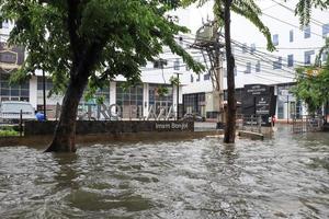 semarang, décembre 2022. certaines personnes traversent l'inondation qui a frappé le quartier de la gare de poncol et certains habitants se préparent à évacuer. les véhicules ont été inondés photo