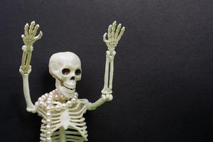 squelette mettant les mains en l'air. notion de mort photo