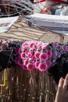 couronnes colorées à vendre faites de fausses fleurs photo
