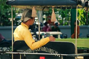 yogyakarta, indonésie en octobre 2022. vue arrière d'un conducteur de wagon ou d'andong sur jalan malioboro, yogyakarta. photo