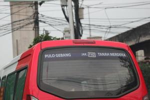 jakarta, indonésie en juillet 2022. les transports en commun se présentent sous la forme d'une petite voiture de tourisme appartenant au gouvernement de dki jakarta photo