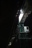 grue à tour travaillant la nuit. l'éclairage n'est pas trop fort, photo