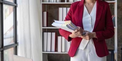 documents d'affaires, auditeur femme d'affaires vérifiant le document de recherche juridique préparer des documents ou un rapport pour analyse temps d'impôt, documents comptables données contrat partenaire traiter au bureau du lieu de travail photo