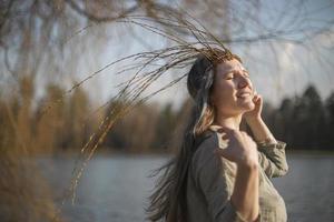 gros plan authentique dame avec couronne louchant en plein soleil photo portrait