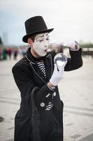 mime dans la rue attendant de rencontrer son amant photo