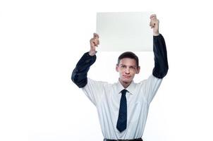 homme d'affaires avec un morceau de papier dans ses mains sur un fond blanc et isolé photo
