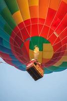 nizhny novgorod, russie - 20 juillet 2019 festival des sports aéronautiques. une équipe d'aérostiers gonfle leur ballon avec un brûleur à gaz et un ventilateur pour s'envoler. photo