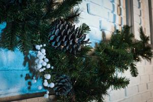 décor à la maison d'hiver. arbre de noël à l'intérieur du loft contre le mur de briques. photo