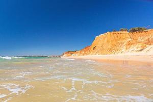 photo panoramique de praia da falesia au portugal en été