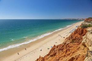 photo panoramique de praia da falesia au portugal en été