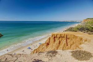 photo panoramique de praia da falesia au portugal en été