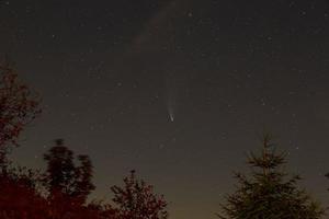 photo de la comète neowise prise du sommet de feldberg en allemagne le 23 juillet 2020