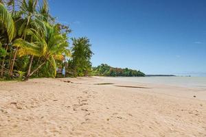 vue sur la belle plage de khao lak en thaïlande pendant la journée en novembre photo